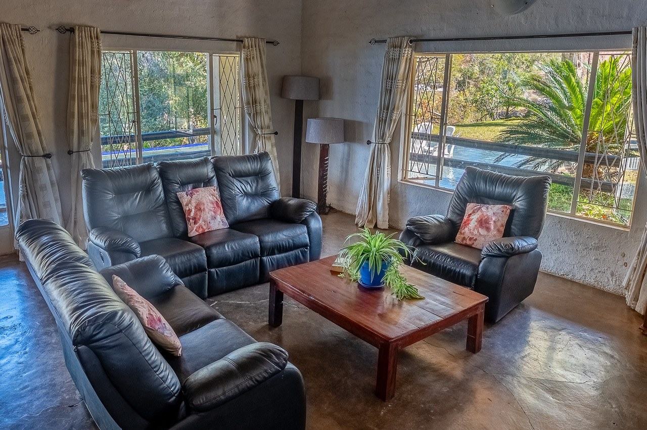 Lounge with leather recliners and a coffee table at Cutty Sark Lodge.